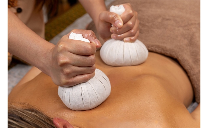 Herbal stamp massage The Wellness Room Hoogstraten