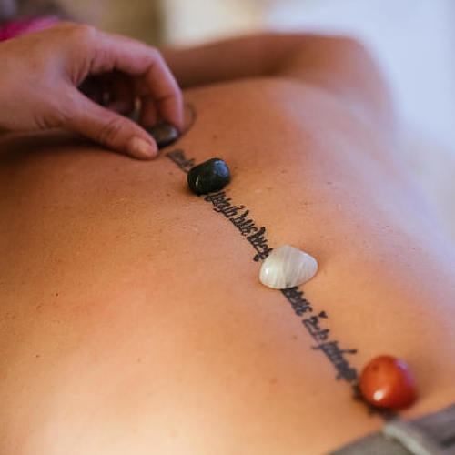 Een hotstone massage in Antwerpen bij The Wellness Room